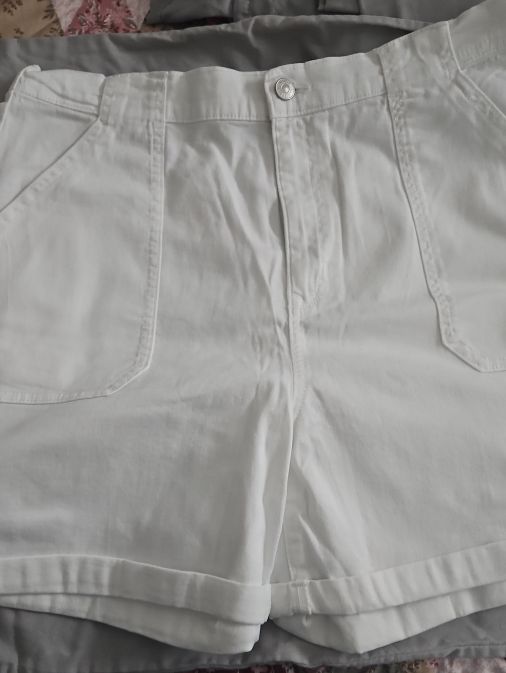 Gloria Vanderbilt White Flat-Front Cotton Shorts
